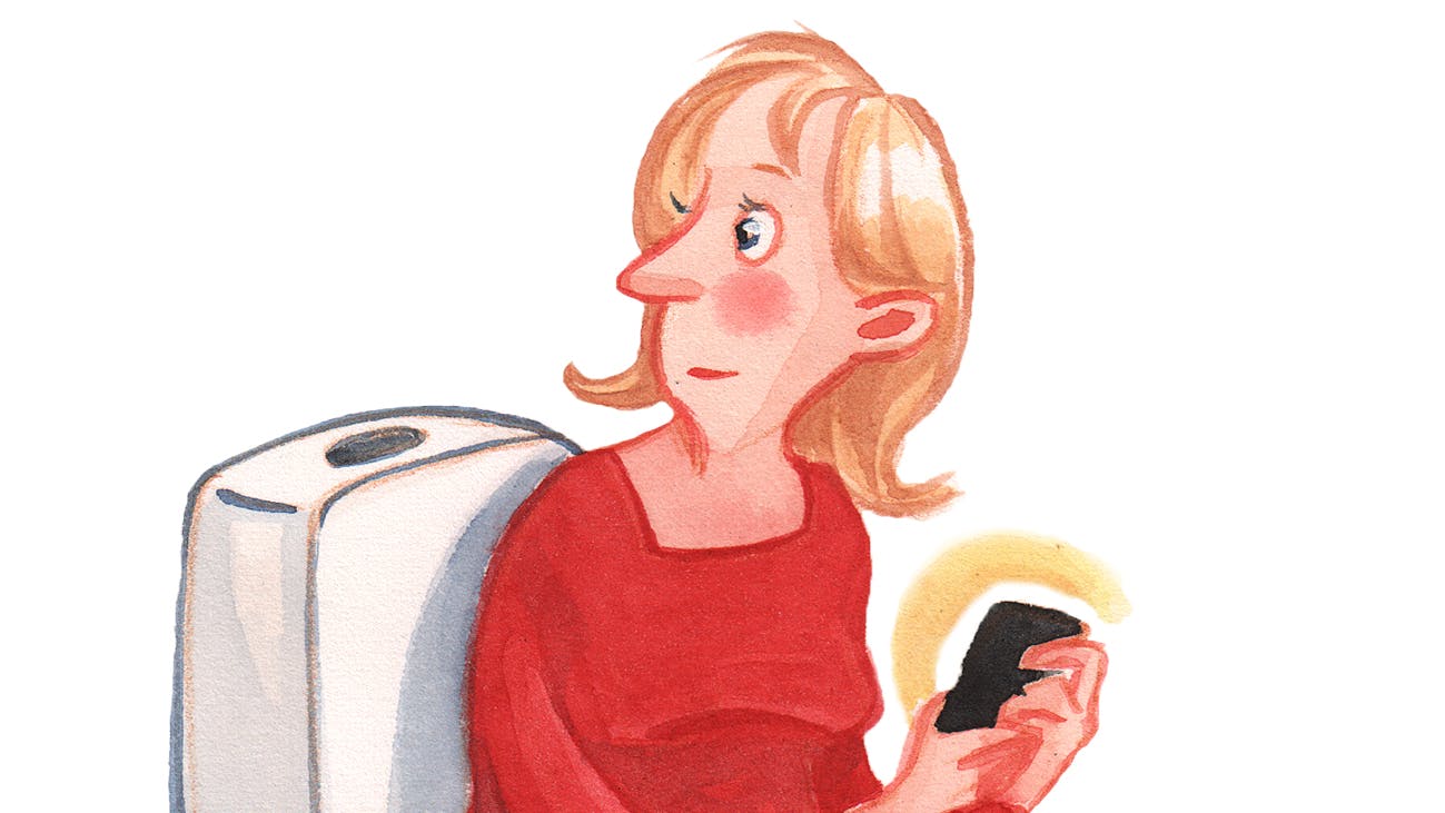 Kvinde sidder på toilettet