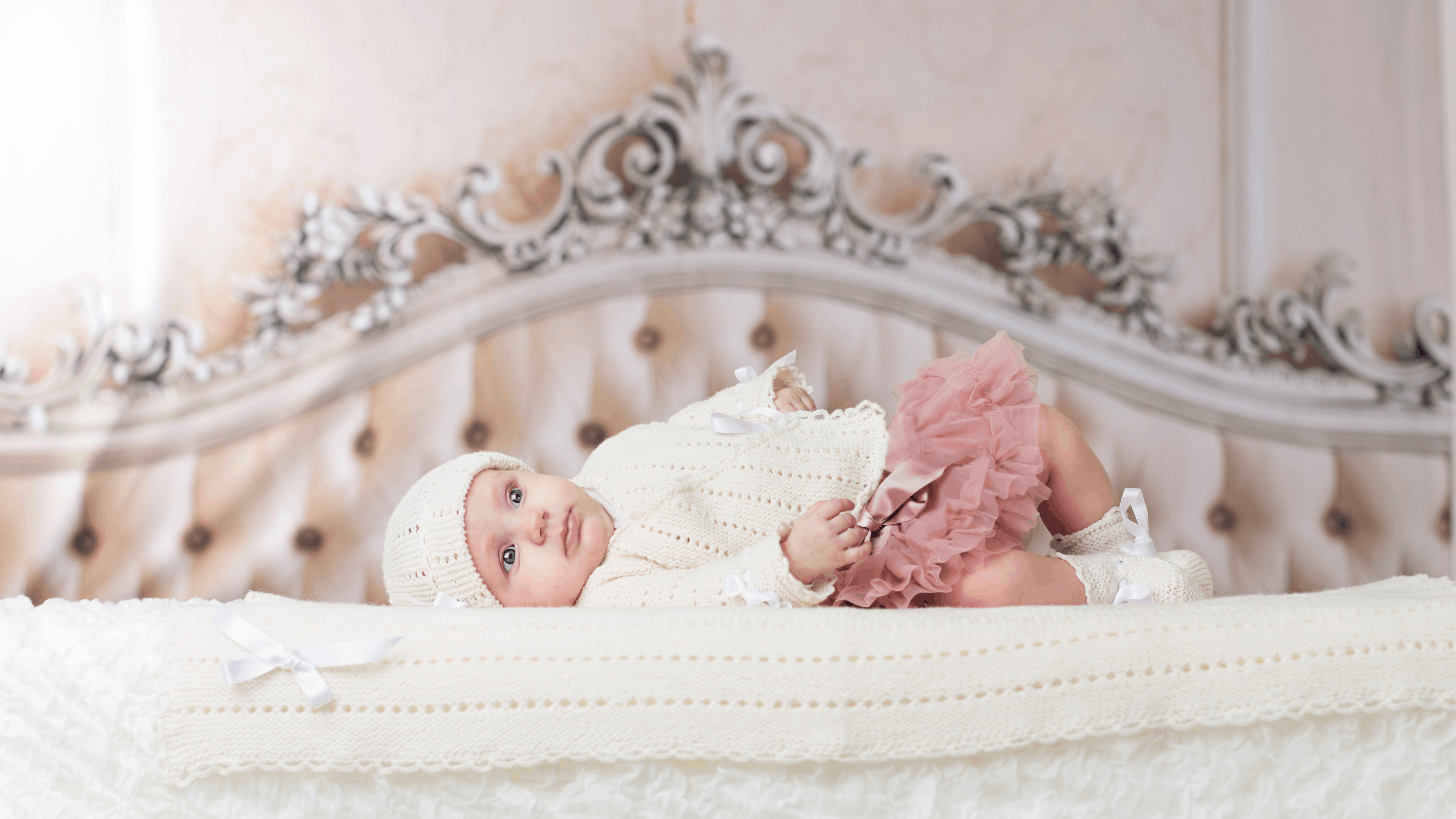 Baby ligger på strikket tæppe