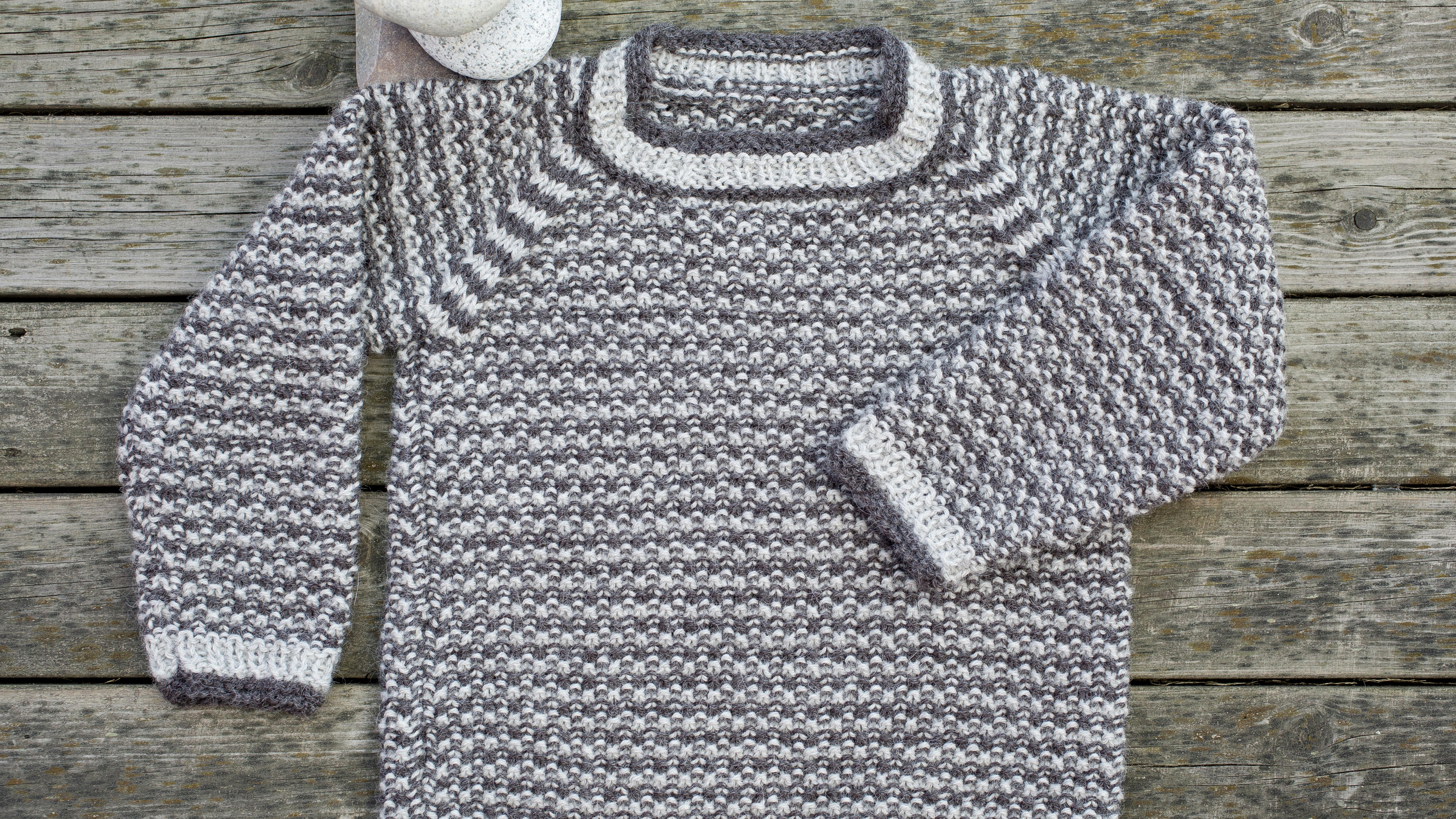 Strik en praktisk drengesweater i perlestrik