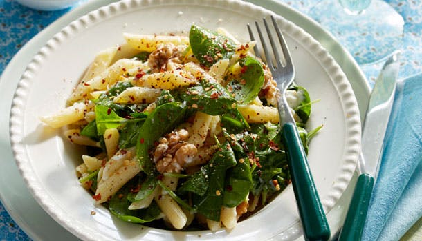 Pasta med grønt, nødder og ost 