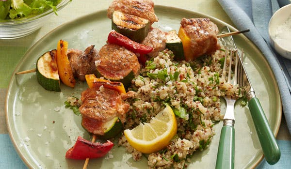 Kebab med svinekød på quinoa