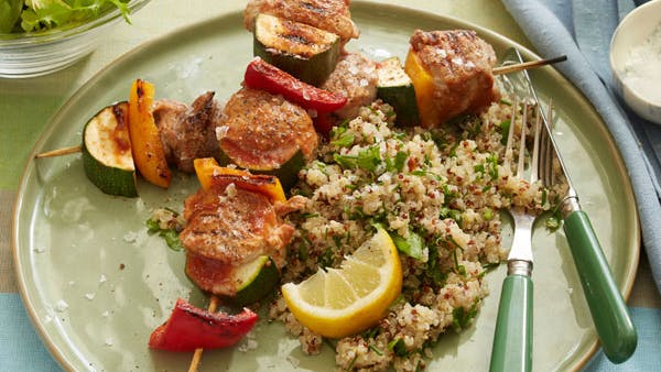 Kebab med svinekød på quinoa