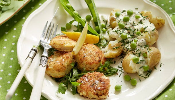Sprøde fiskefrikadeller med hjemmelavet kartoffelsalat 