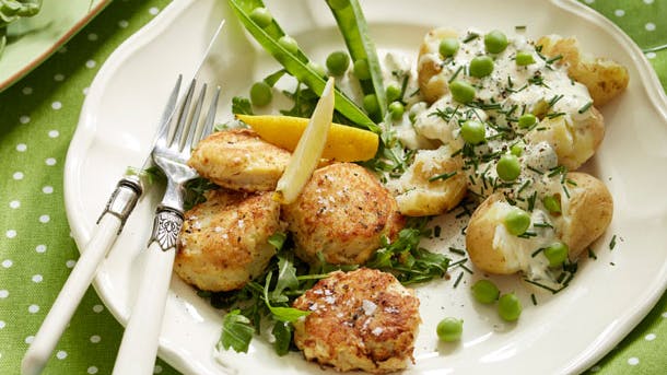 Sprøde fiskefrikadeller med hjemmelavet kartoffelsalat