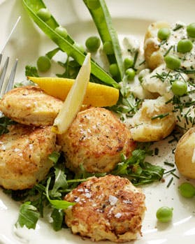 Sprøde fiskefrikadeller med hjemmelavet kartoffelsalat