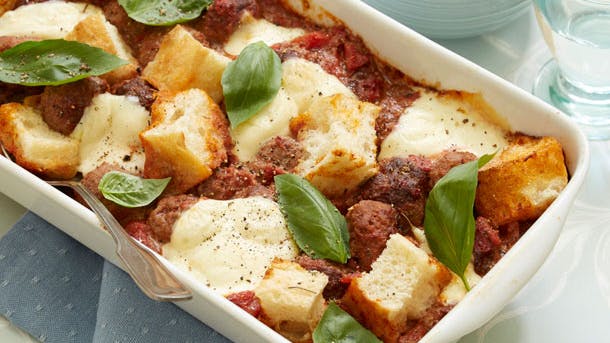 Kødboller i fad med tomat og ost