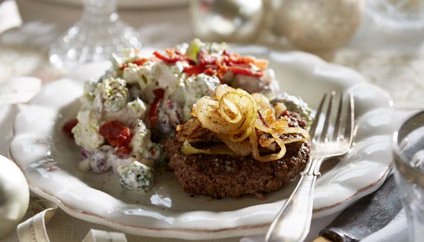 Hakkebøf med broccolisalat