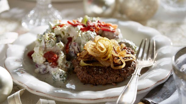 Saftig hakkebøf med bløde løg og cremet broccolisalat