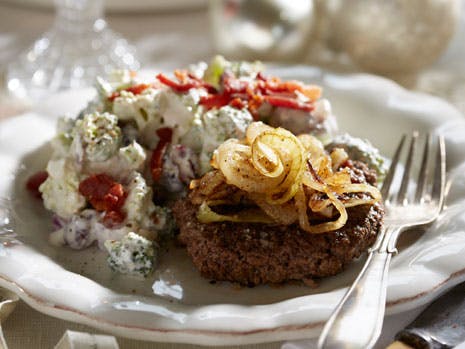 Hakkebøf med broccolisalat