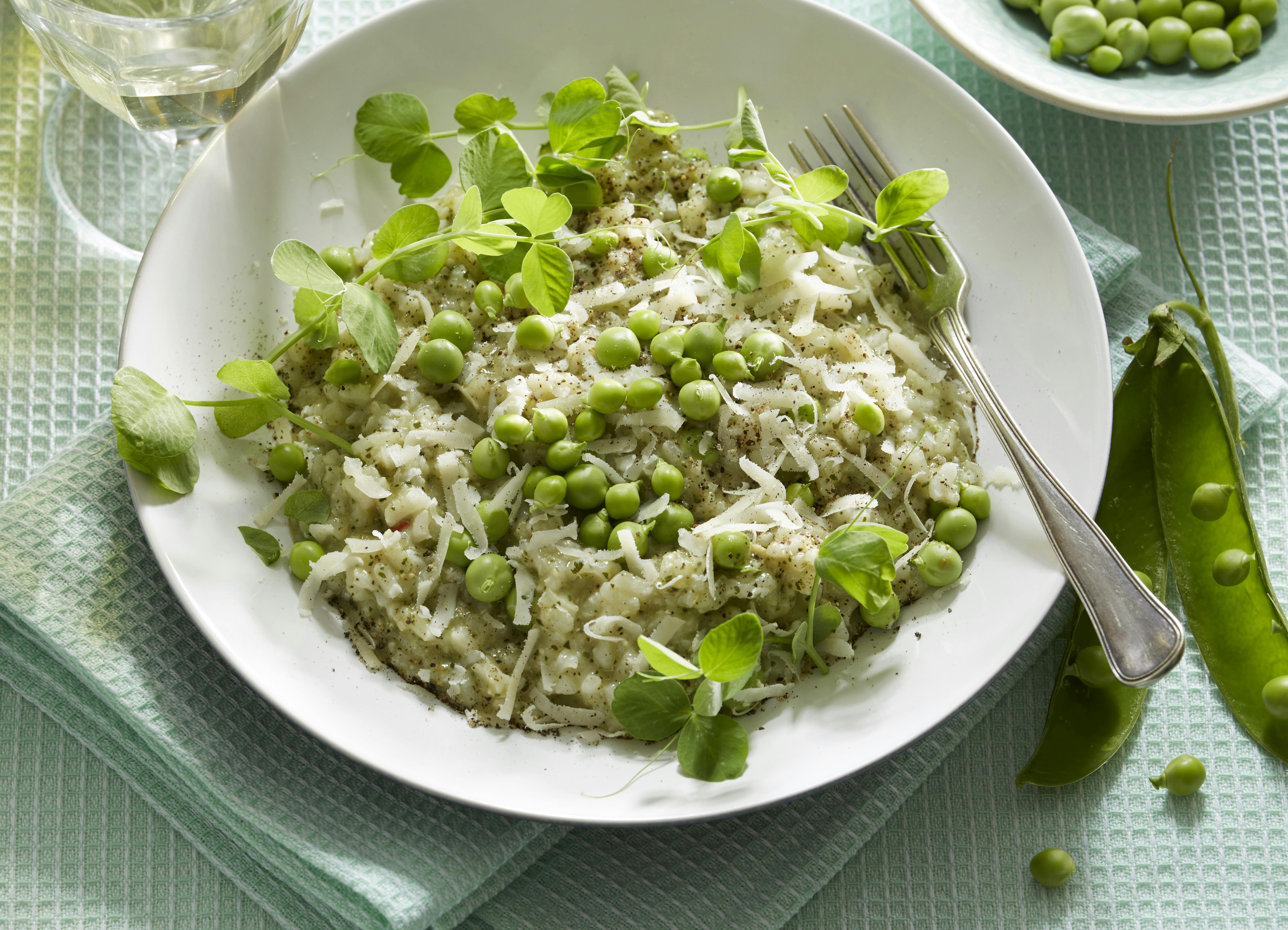 Dejlig risotto rmed ærter, ærteskud og høvlet parmesan