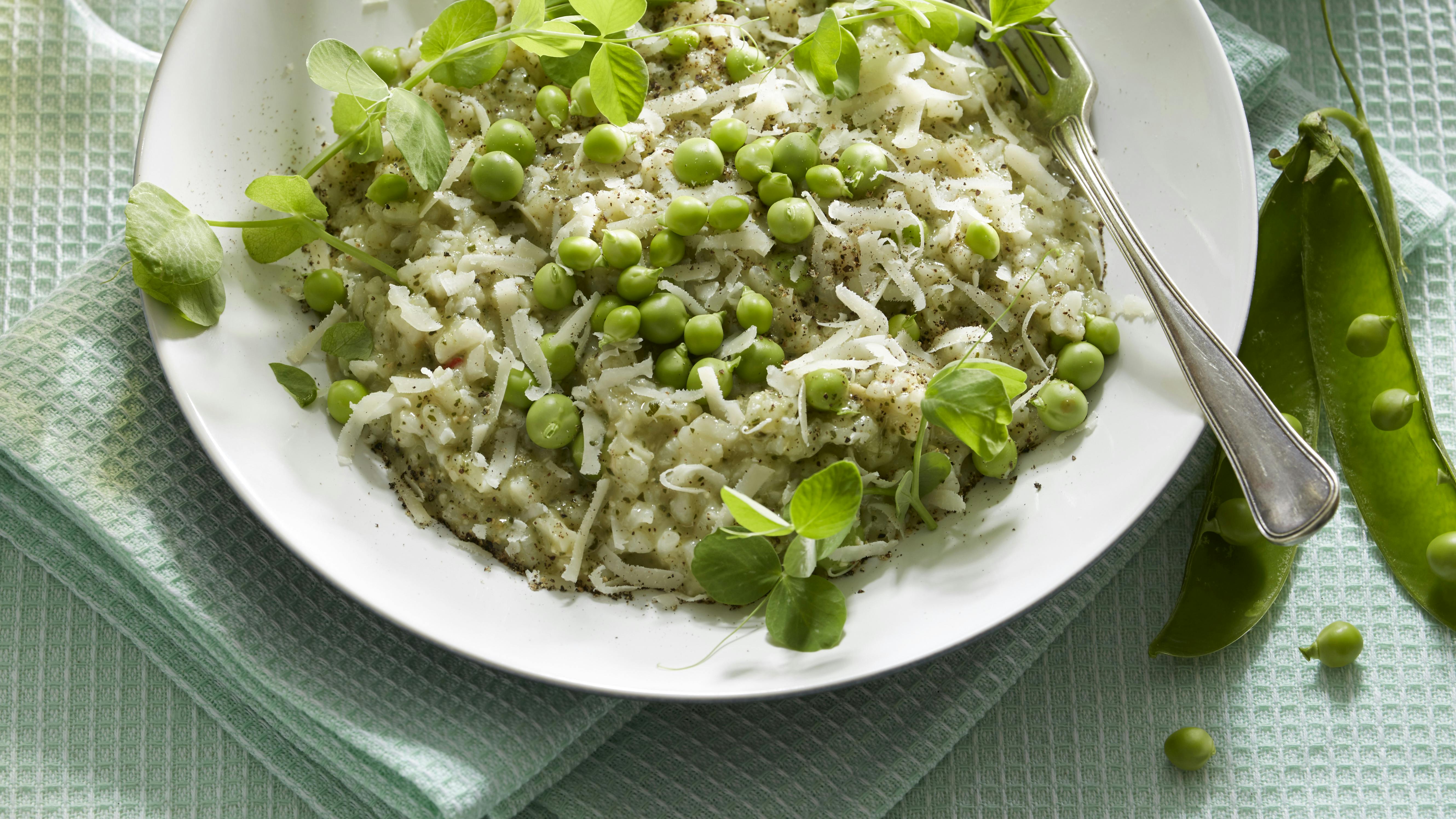 Dejlig risotto rmed ærter, ærteskud og høvlet parmesan