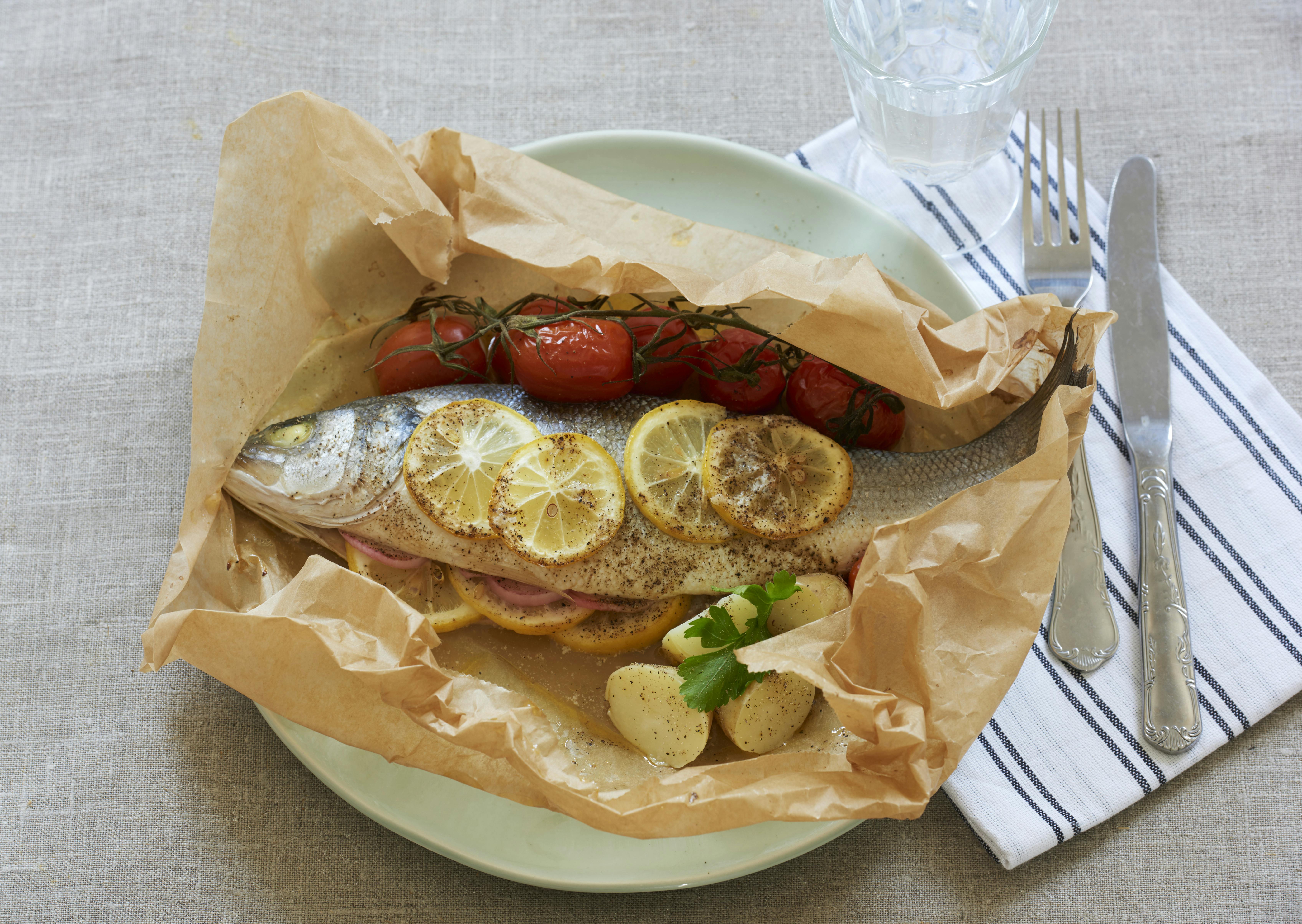 Grillet fisk: Havbars i pakke