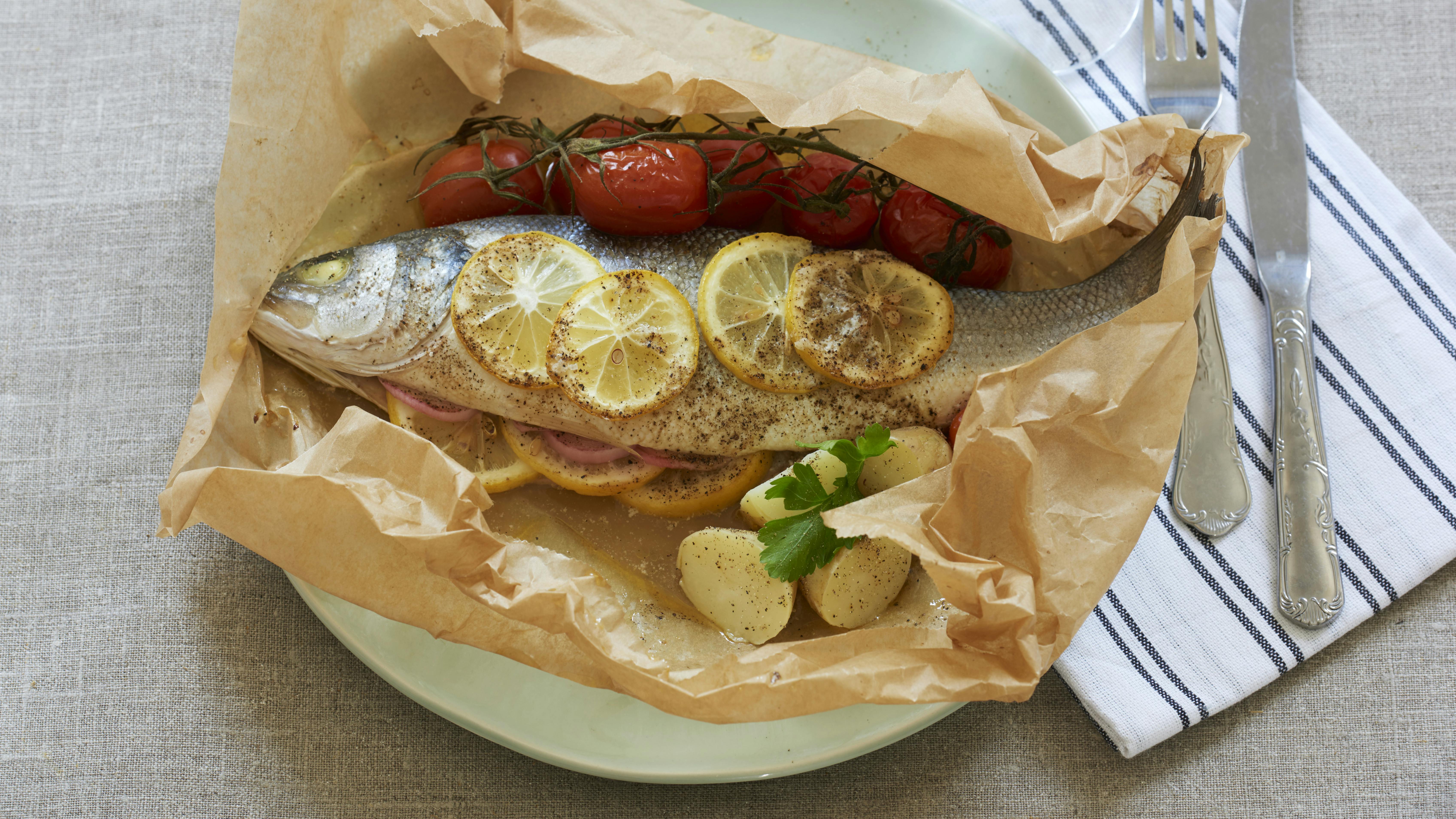 Grillet fisk: Havbars i pakke