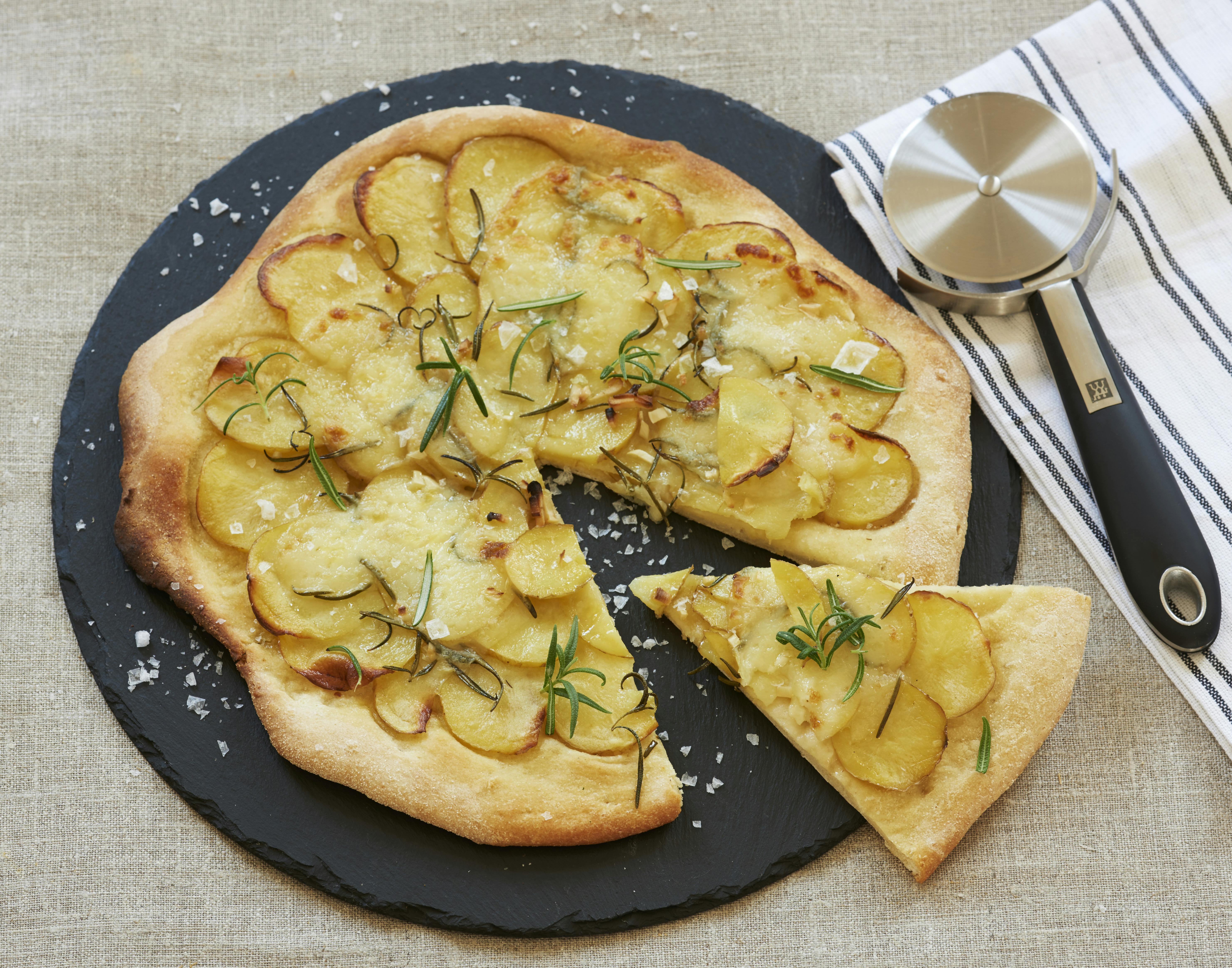 Kartoffelpizza med grøn salat til