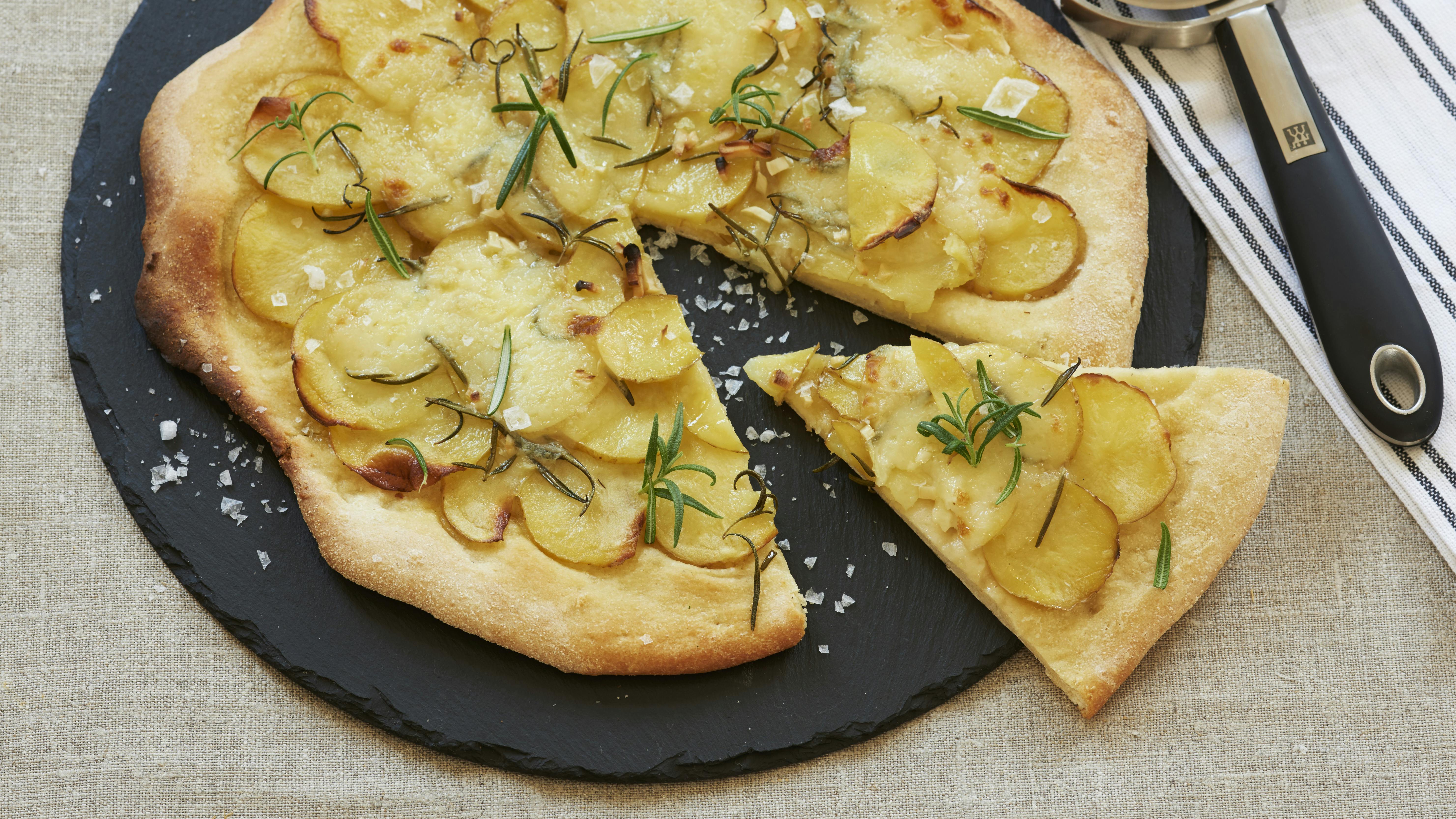 Kartoffelpizza med grøn salat til