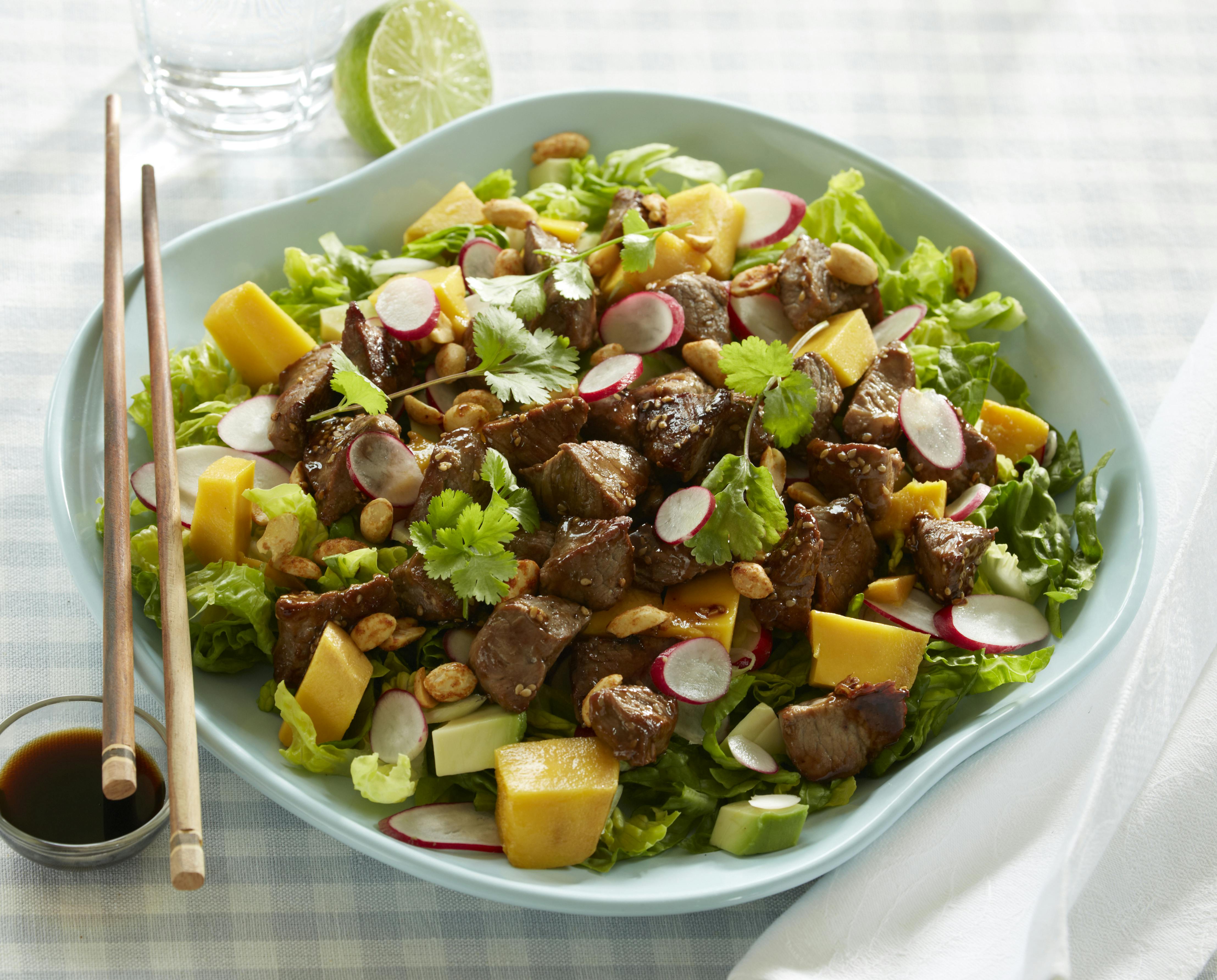 Asiatisk salat med oksekød