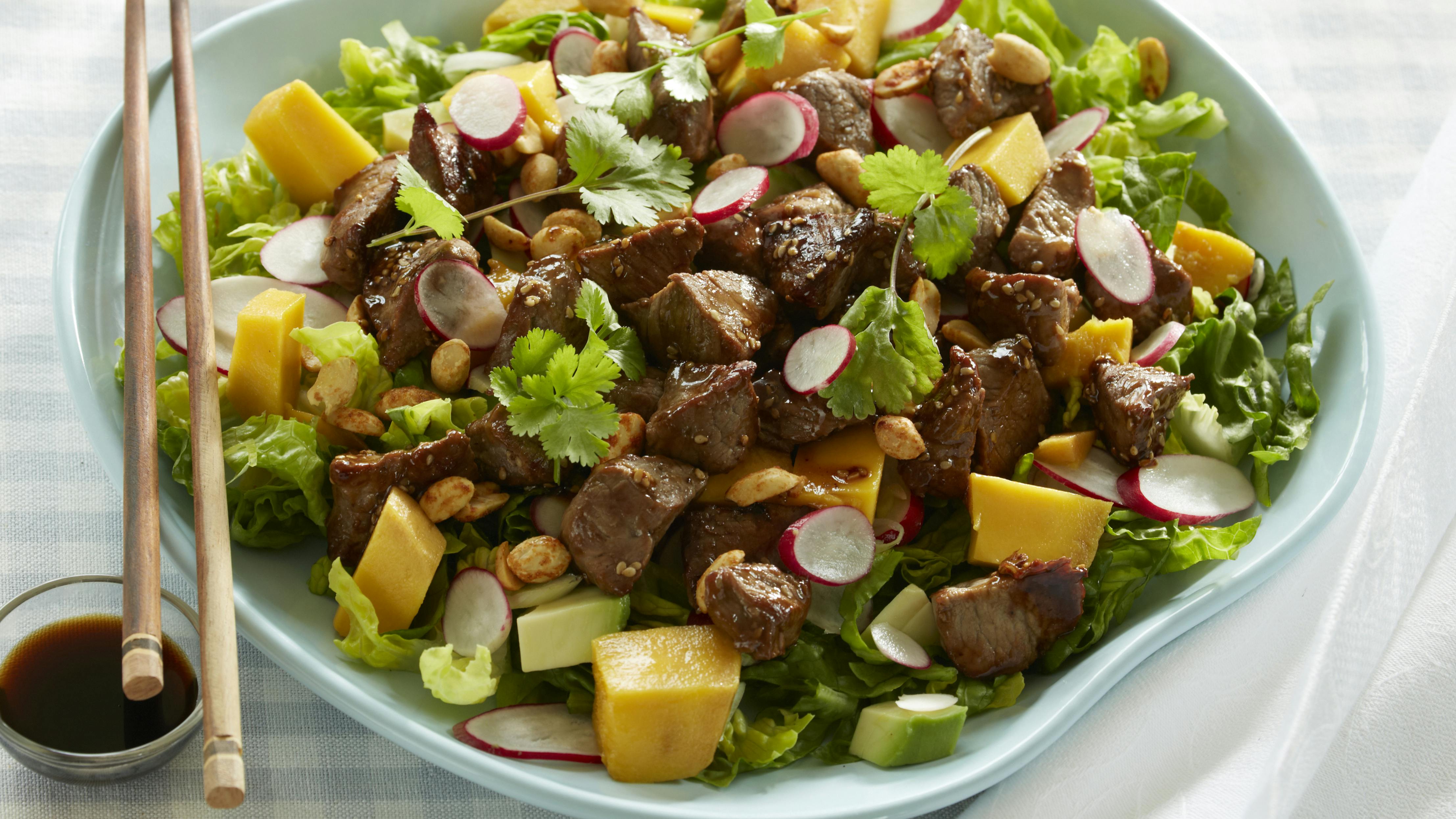 Asiatisk salat med oksekød