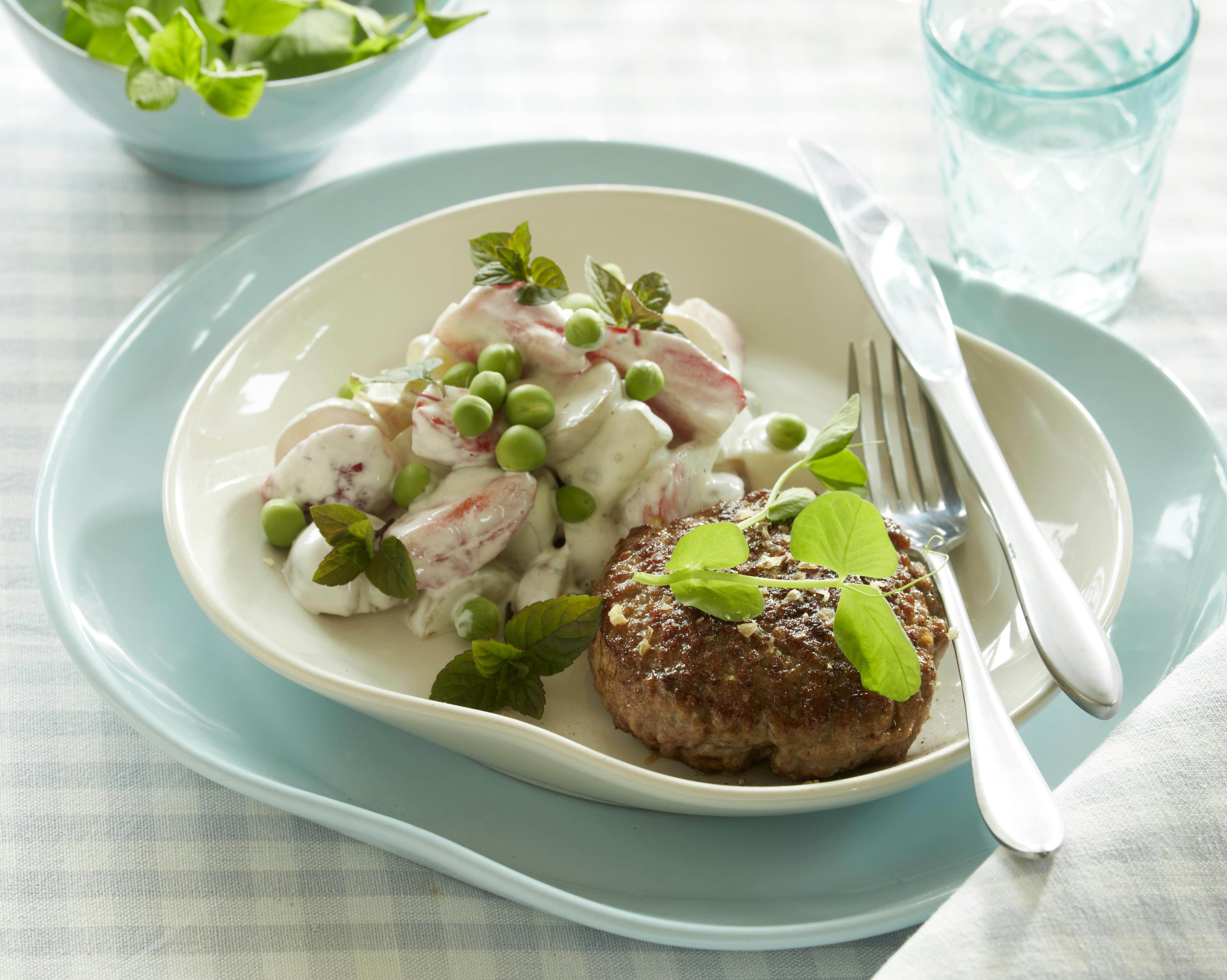 krebinetter og kartoffelsalat med jordbær