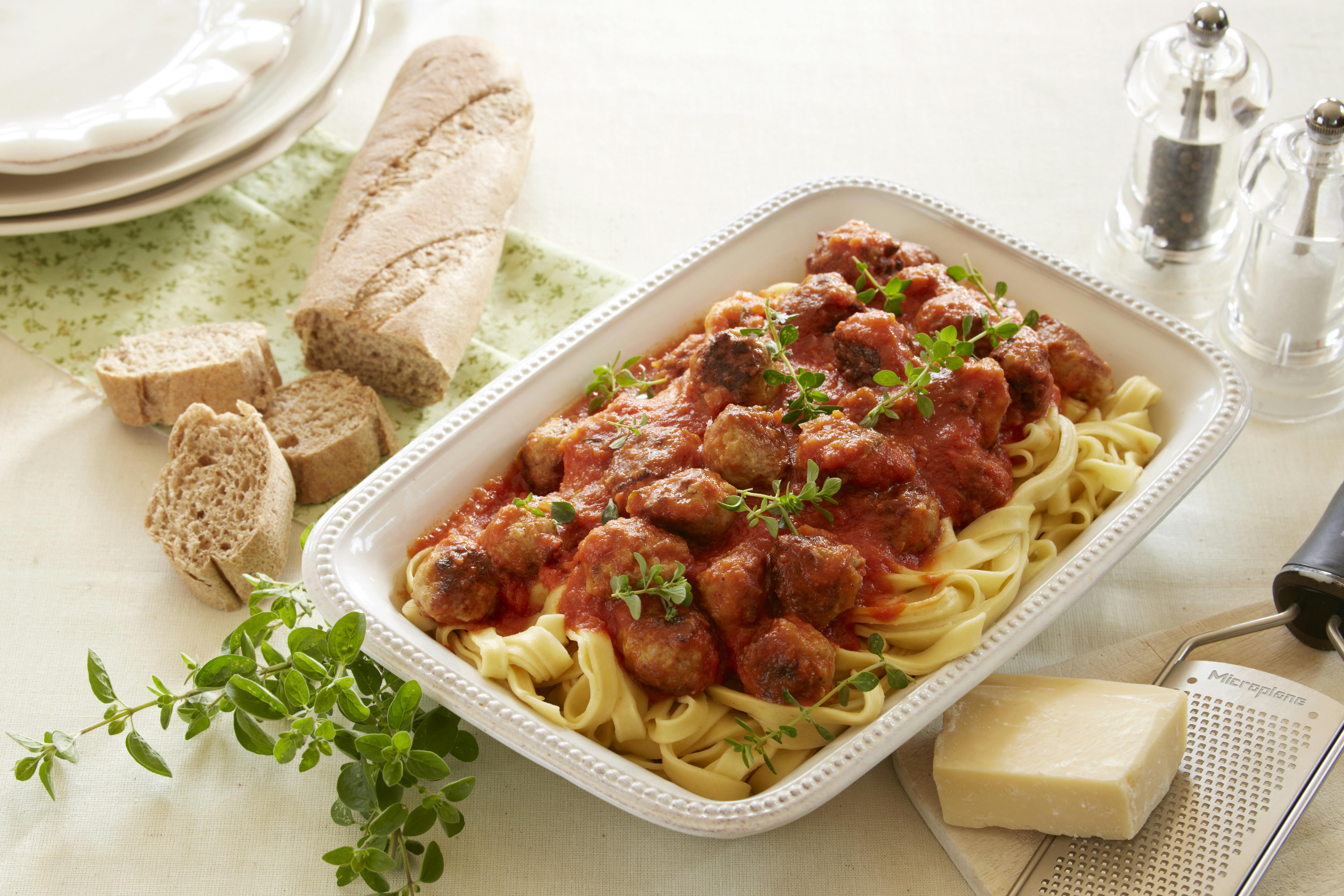 Frikadeller af medister med pasta og tomatsauce