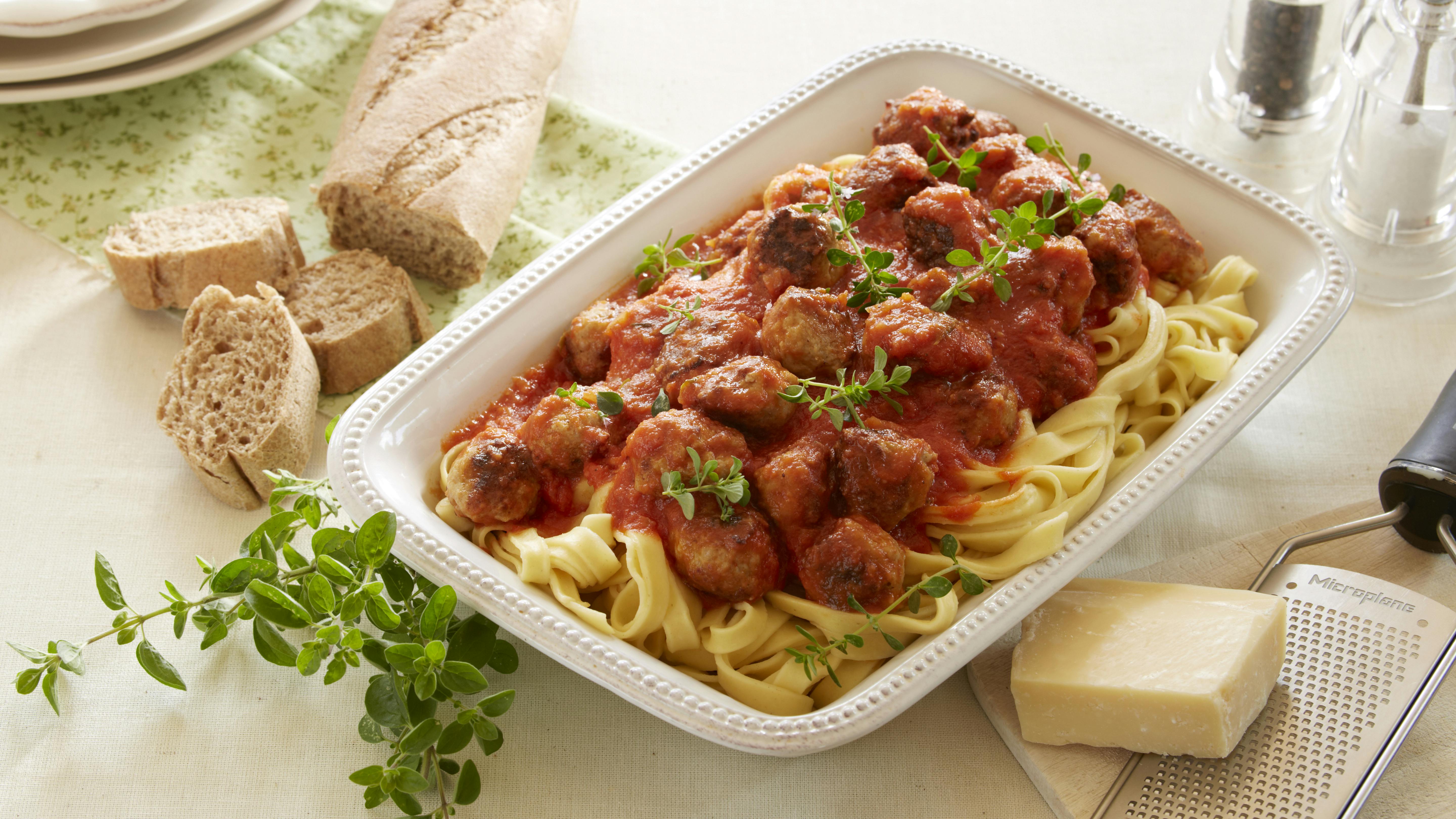 Frikadeller af medister med pasta og tomatsauce