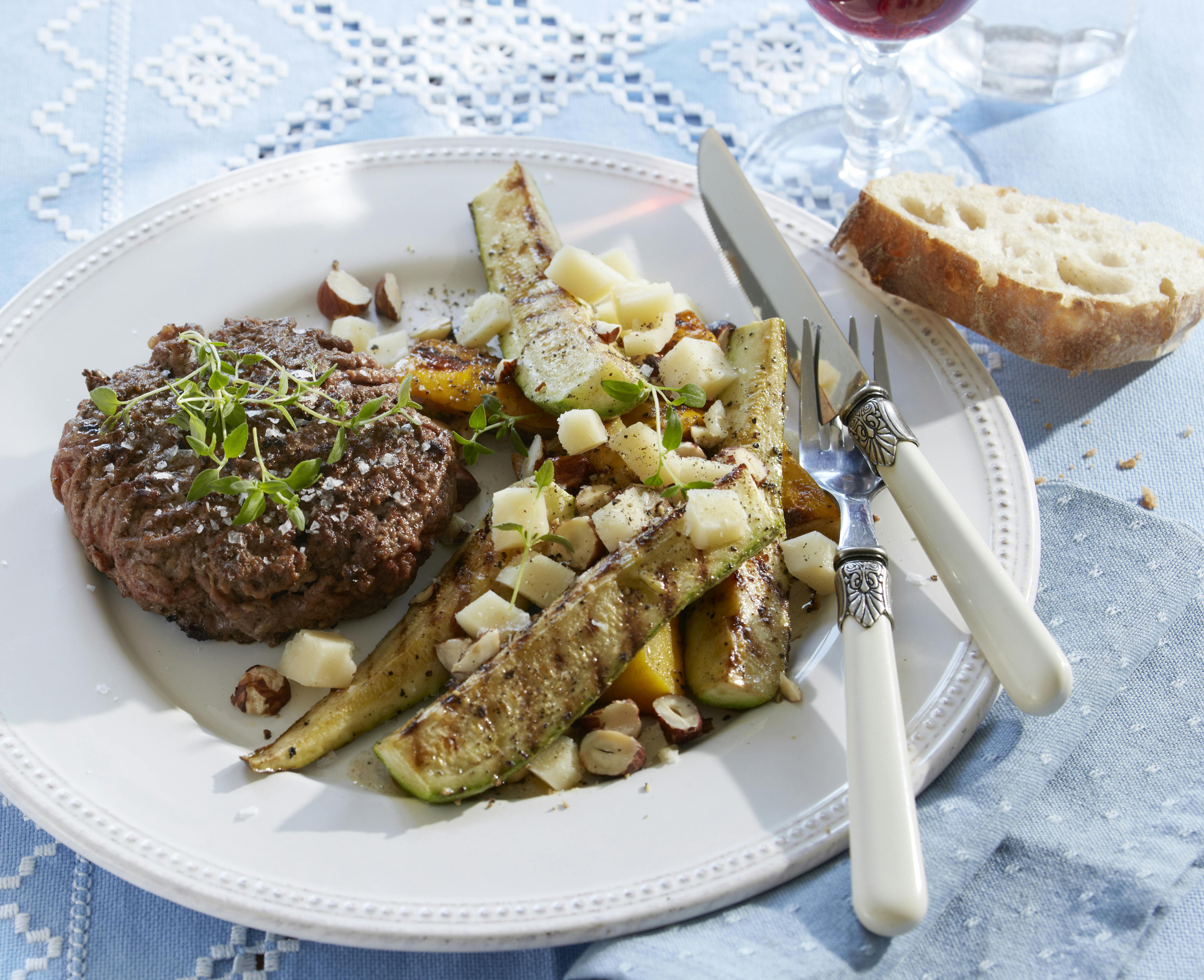 Hakkebøf med courgetter og nødder
