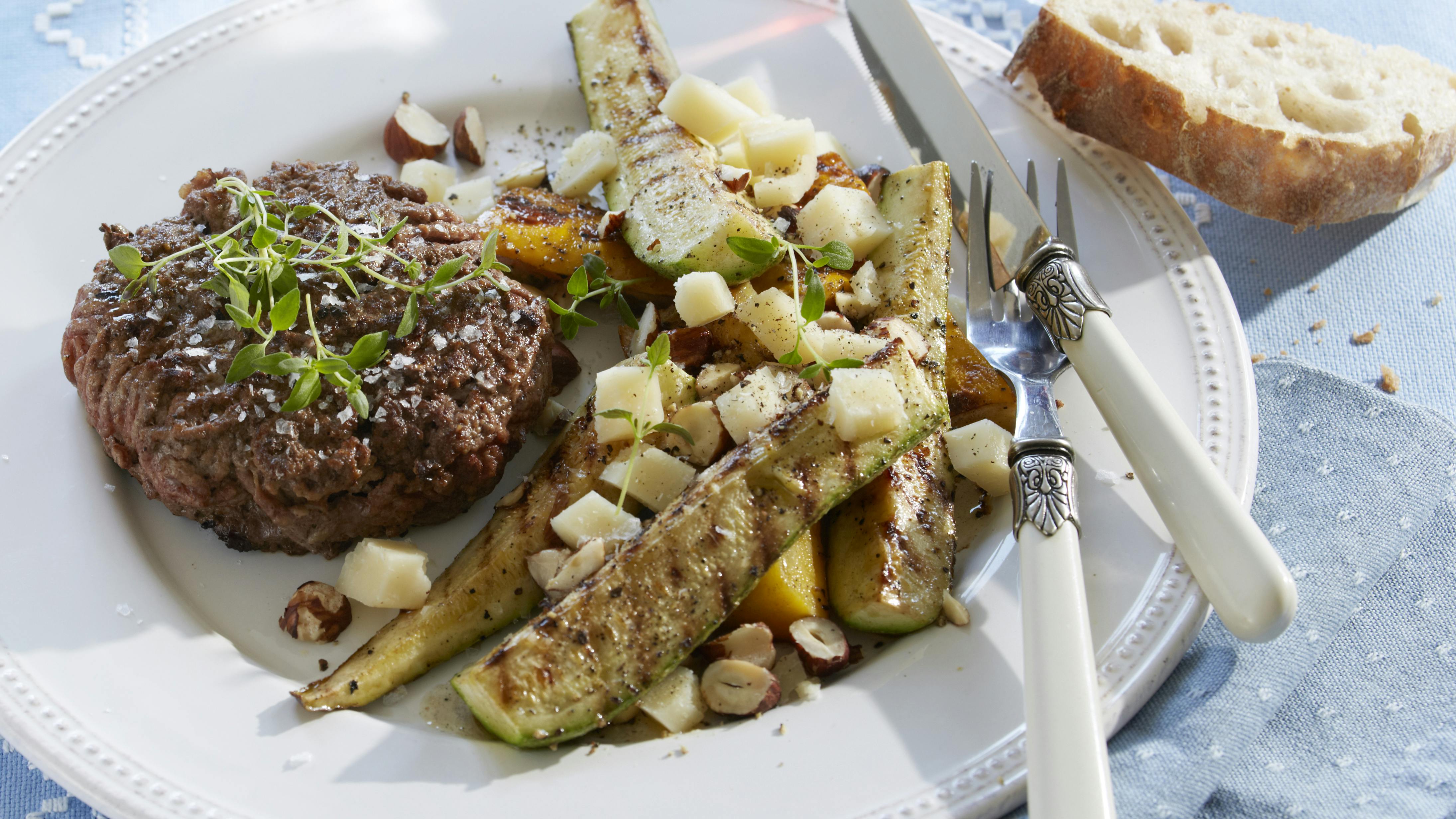 Hakkebøf med courgetter og nødder