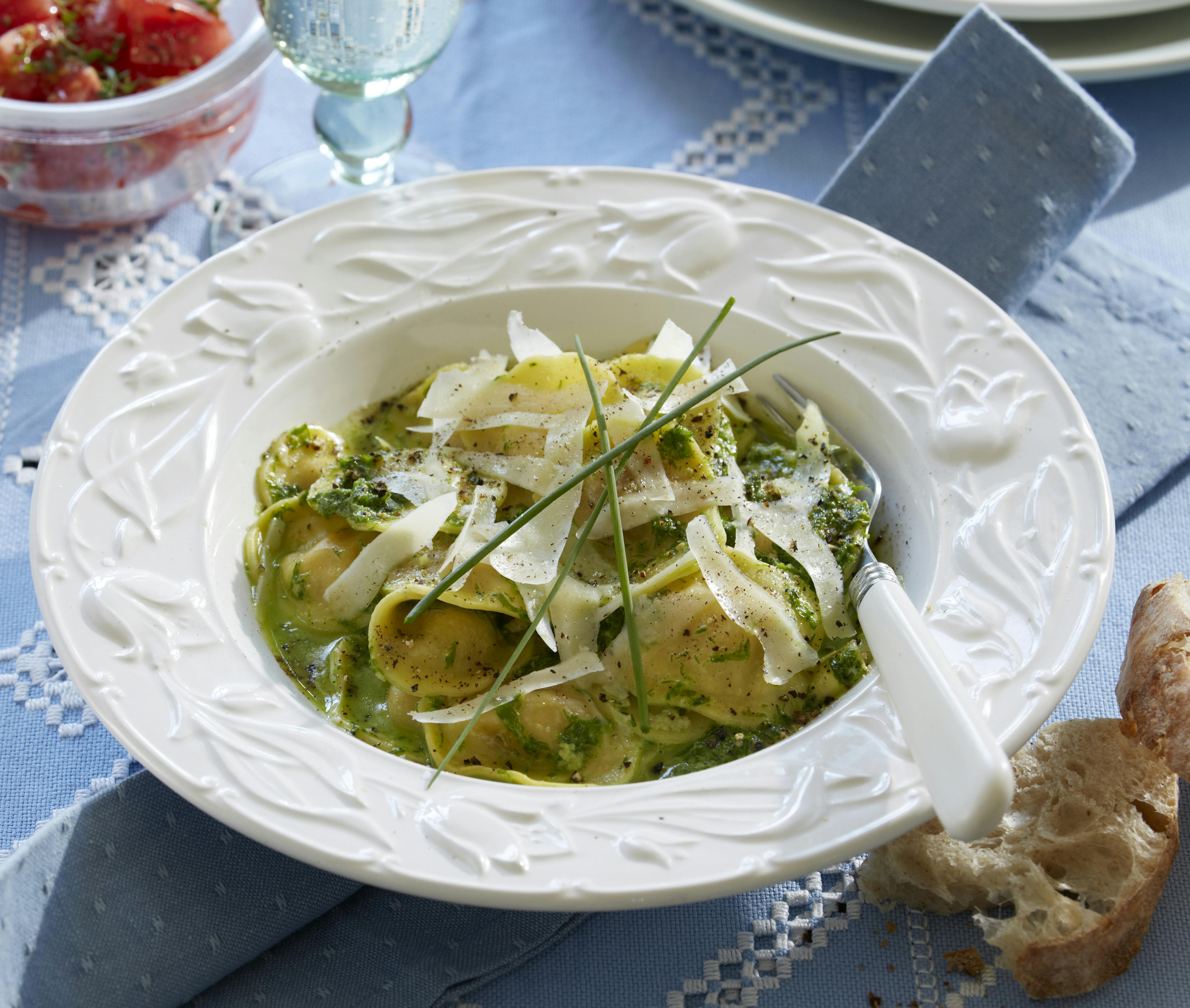 Små ravioli med grøn flødesauce