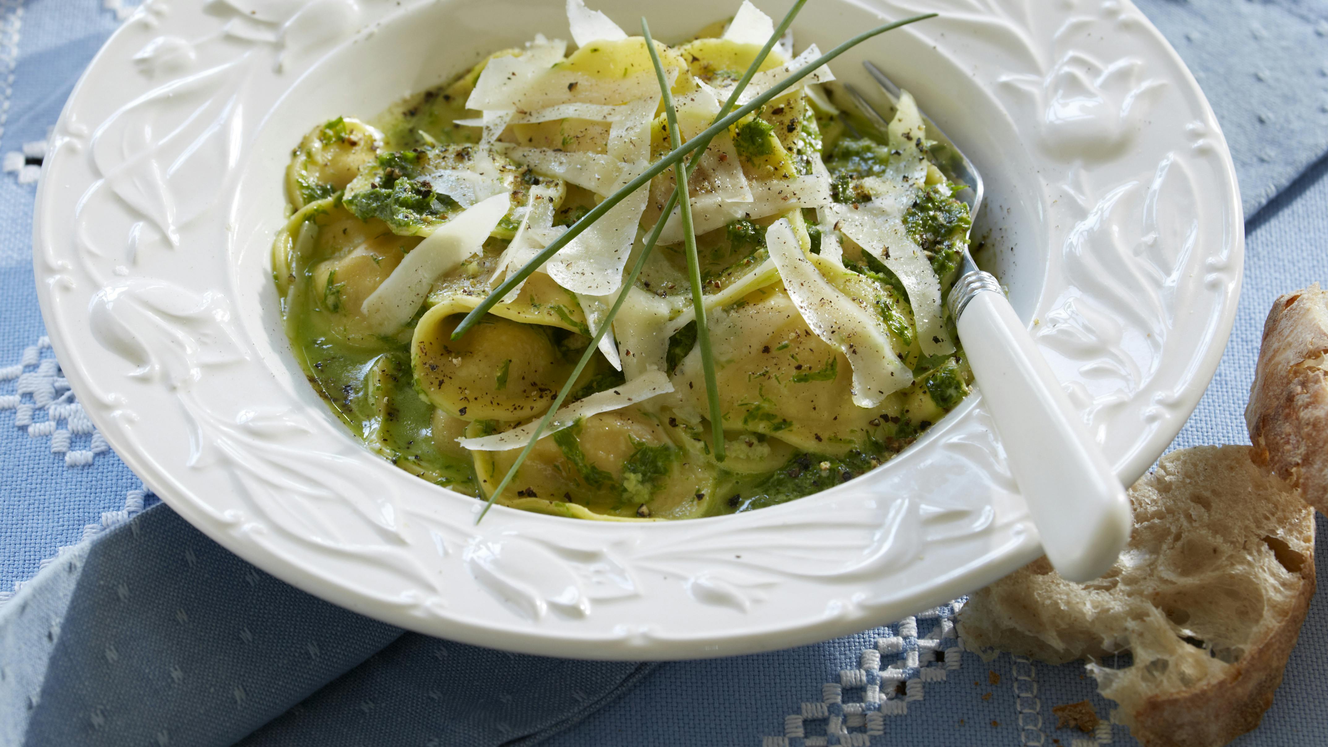 Små ravioli med grøn flødesauce
