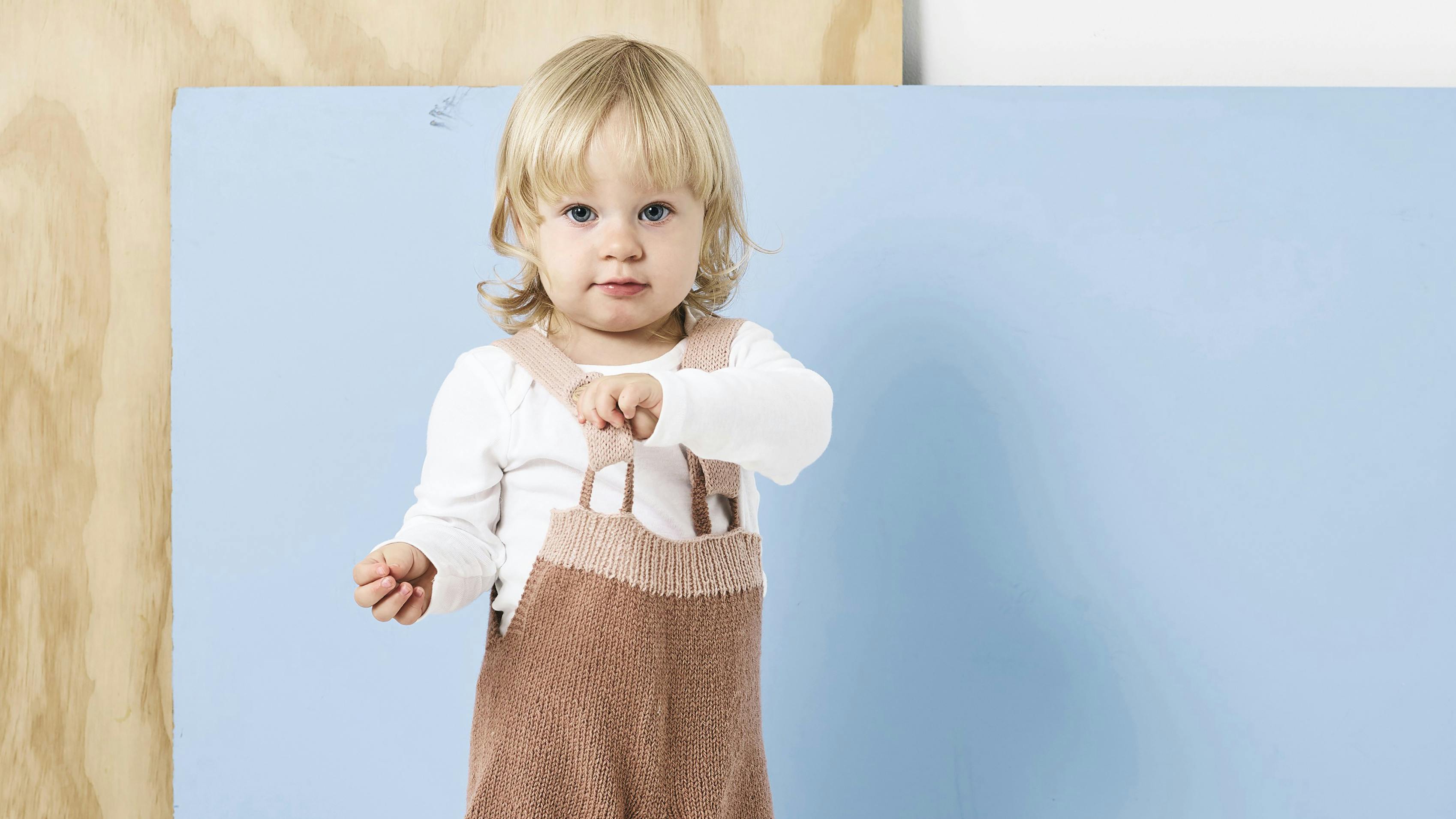 Strikkeopskrift: Søde smækbukser til baby