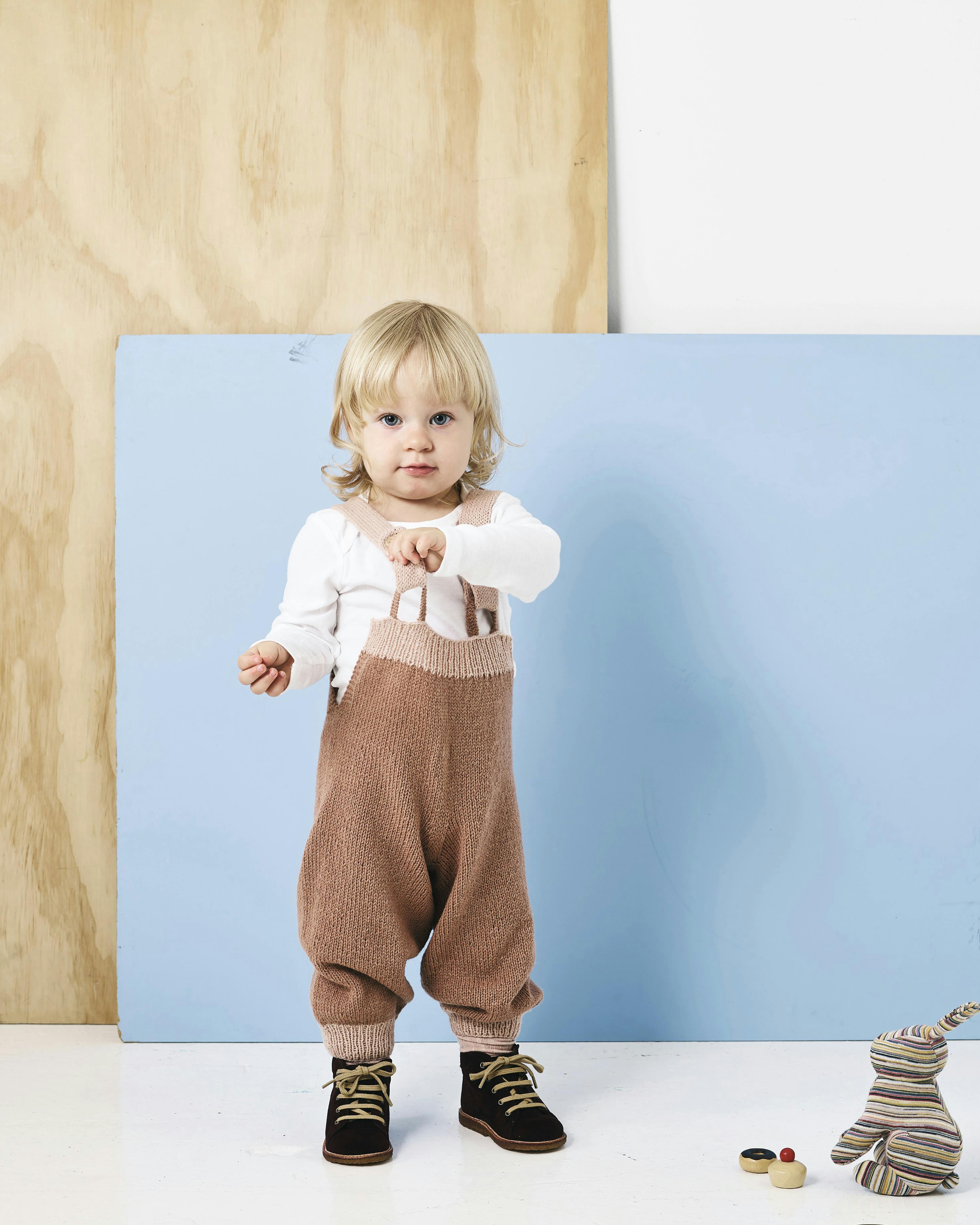 Strikkeopskrift: Søde smækbukser til baby