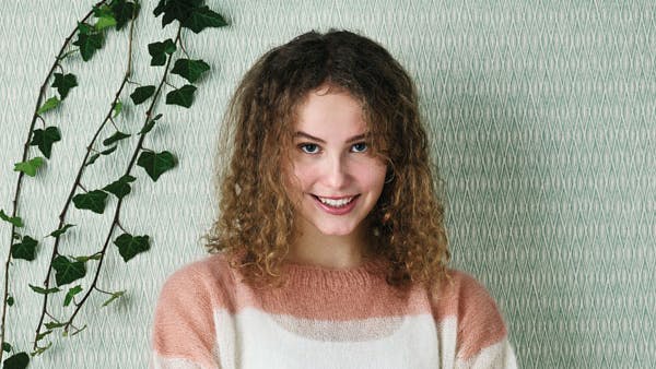 Gratis strikkeopskrift: Stribet sweater i brændte farver