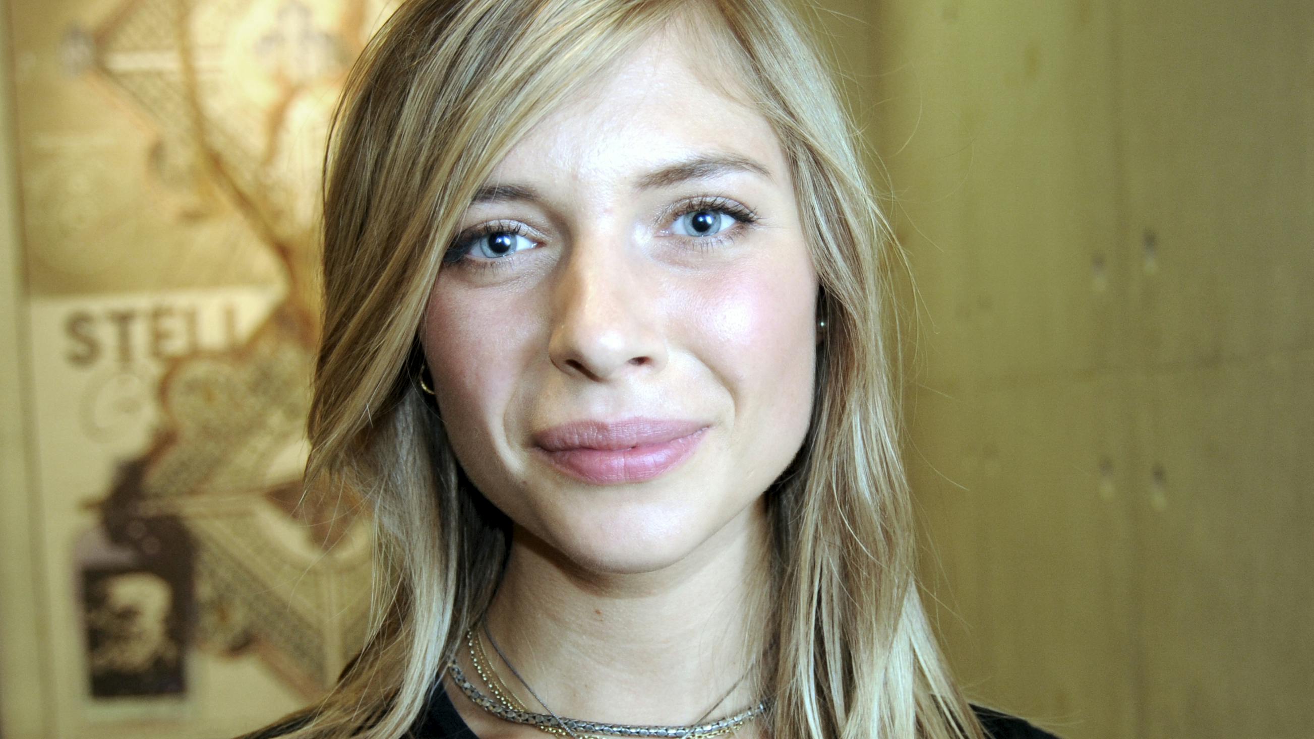 Julie Grundtvig Wester spiller den kriminelle Nickys kæreste Lina i krimiserien "Bedrag" på DR1. Johan Isbrand fra Familie Journal har talt med hende.