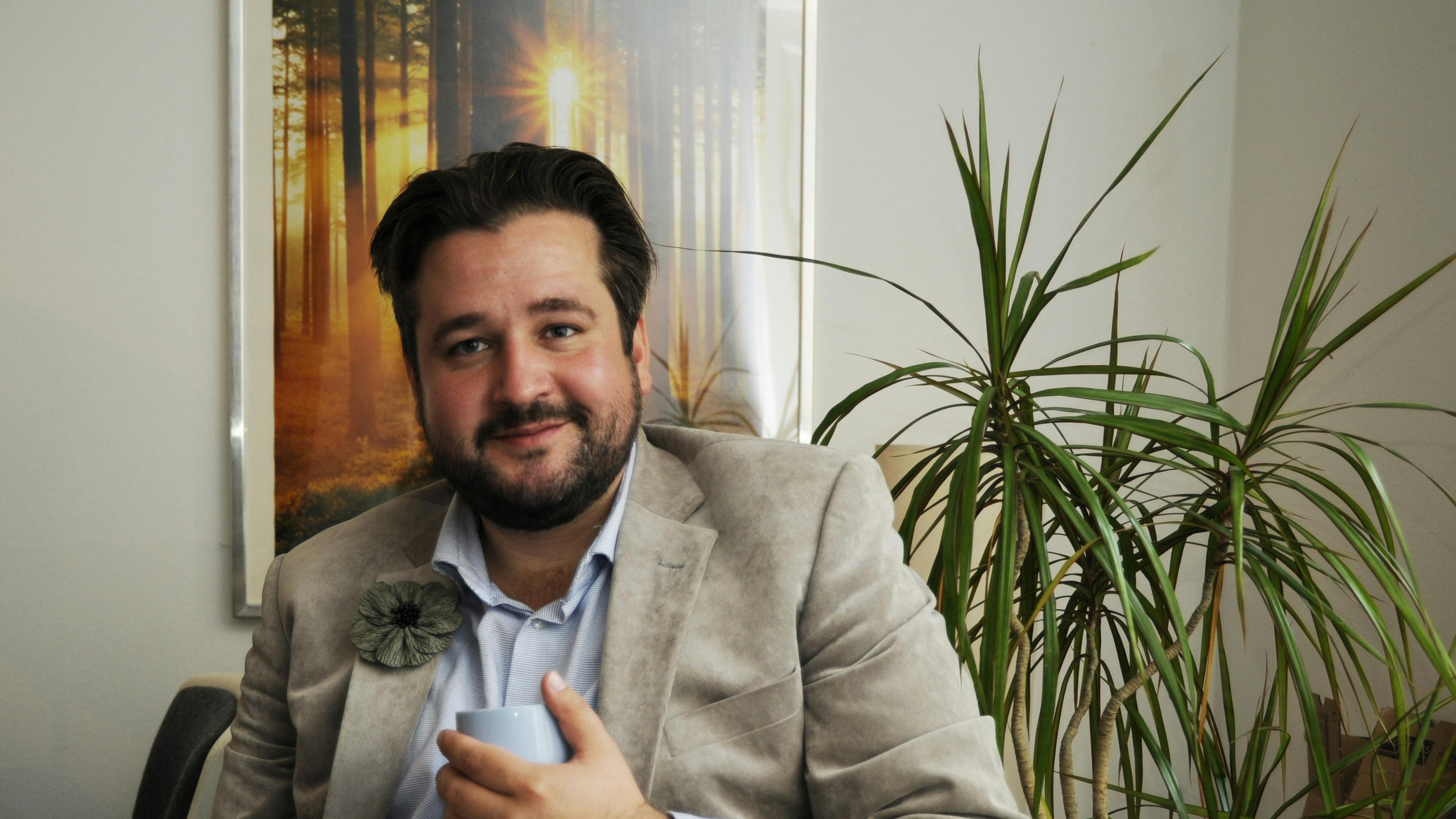 Benjamin Lundberg var i finalen som årets dansktoptalent ved Dansktop Prisen 2016 i Boxen i Herning. Nu indspiller han nye sange skrevet af Lecia og produceret af Søren Bundgaard og laver ydermere 12 tv-programmer om stjernetegn til dk4.