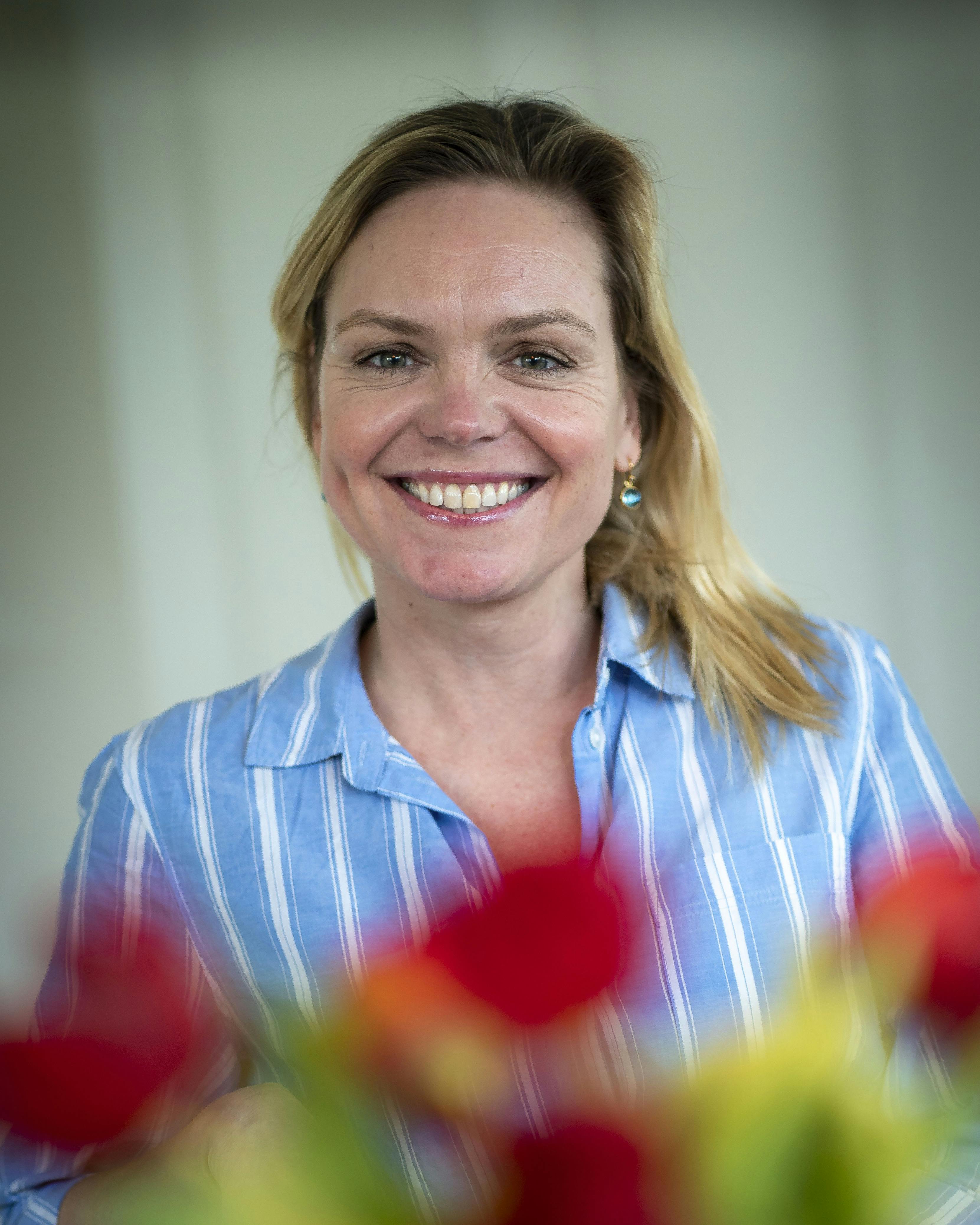 Karin Heurlin har altid digtet historier og kalder sig historiefortæller, er til daglig journalist og skriver tillige romaner