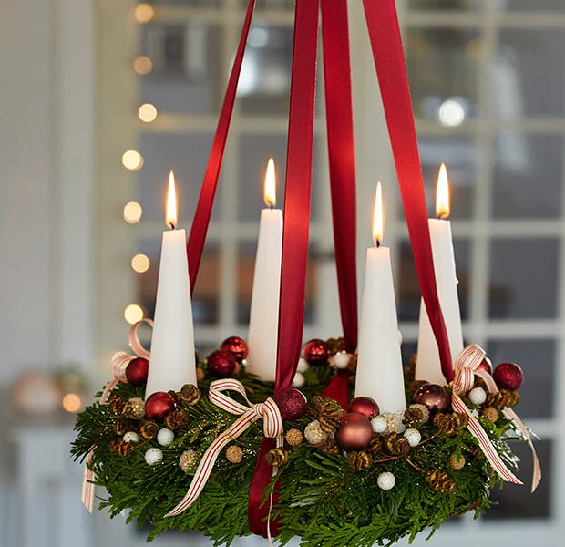 Adventskrans med lærkekogler