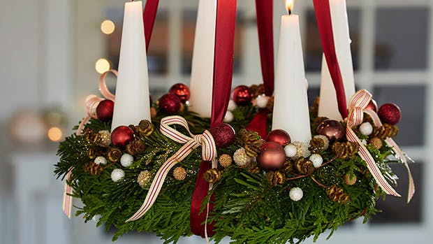 Adventskrans med lærkekogler