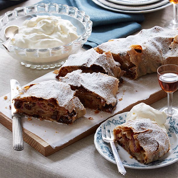 https://imgix.familiejournal.dk/media/article/aeblestrudel.jpg