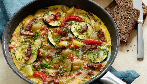 Æggekage med bacon, courgette og peberfrugt 