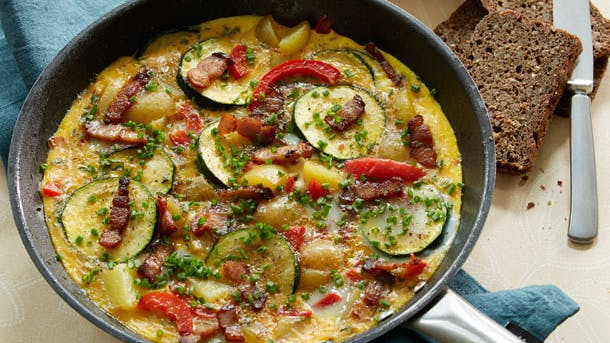 Æggekage med bacon, courgette og peberfrugt