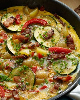 Æggekage med bacon, courgette og peberfrugt