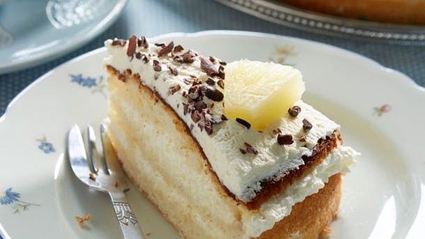 lys lagkage med flødeskum og ananas