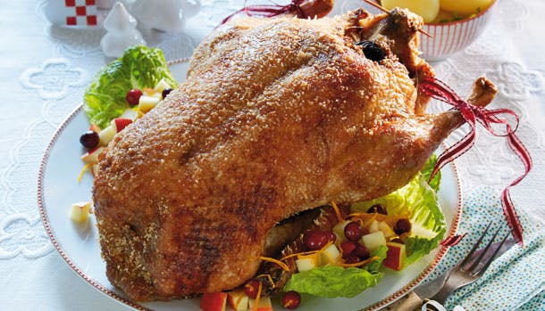 En hel and med salat og sovs og kartofler 