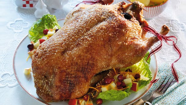 En hel and med salat og sovs og kartofler