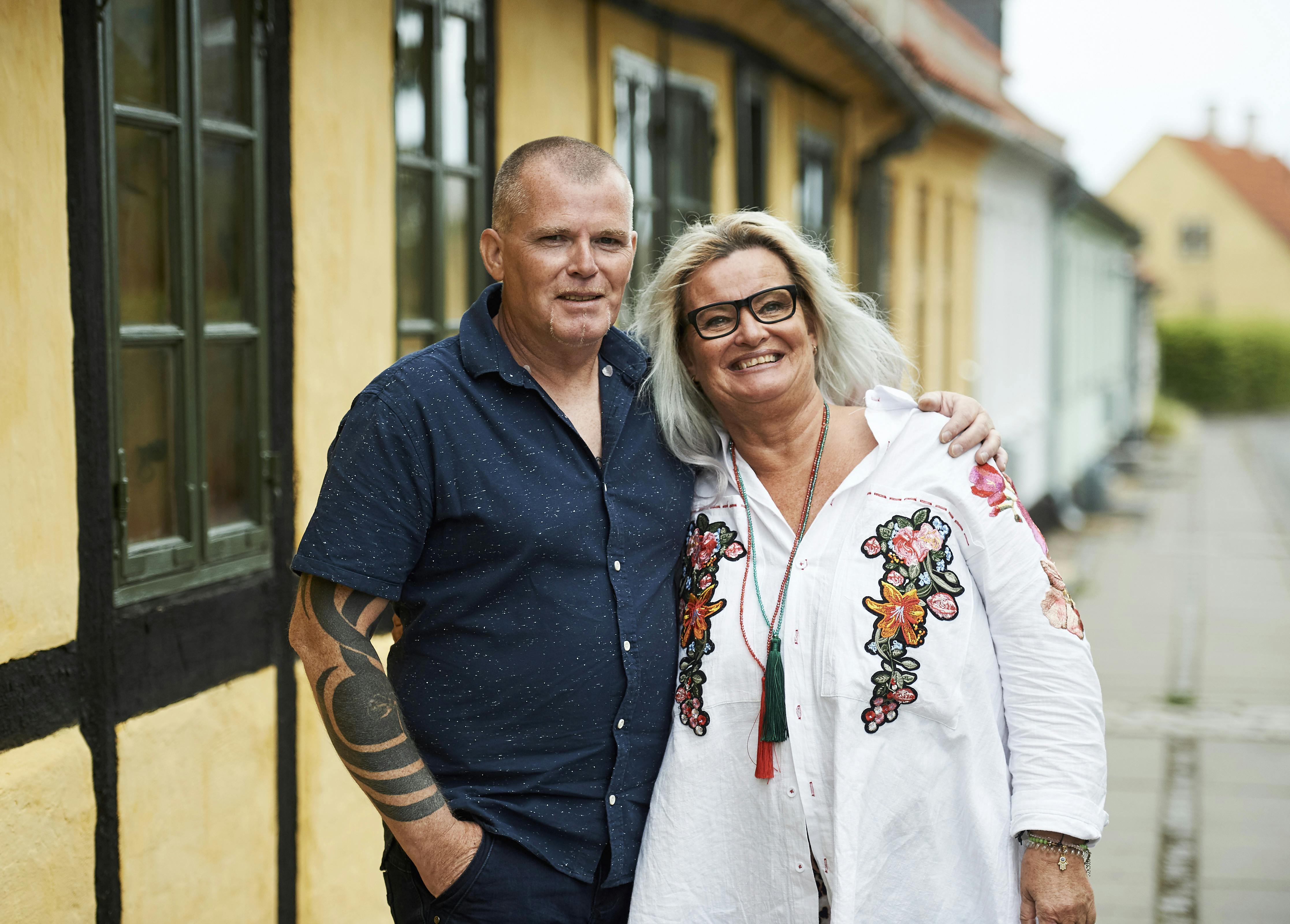 Mand og kvinde holder om hinanden 