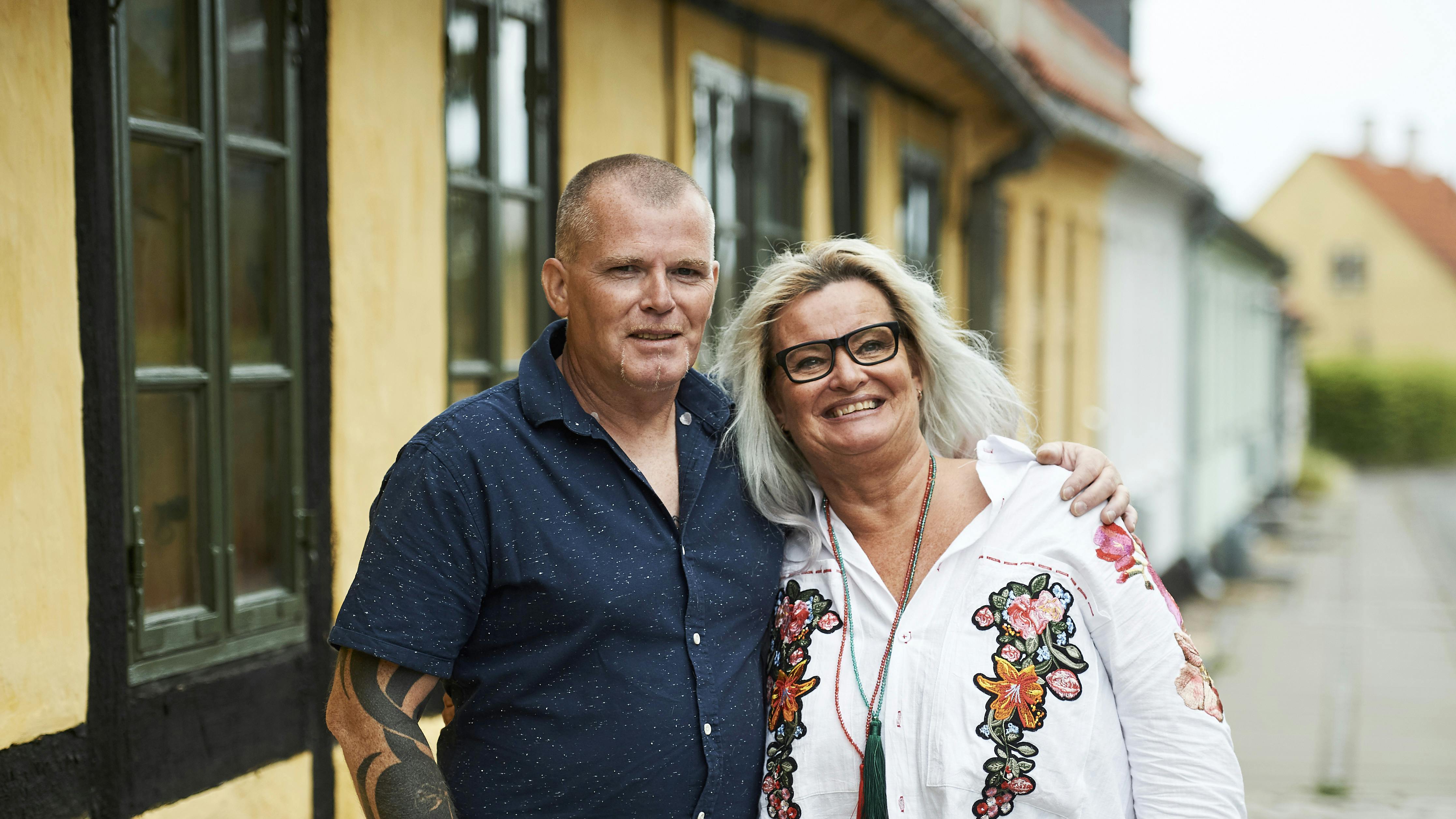 Mand og kvinde holder om hinanden