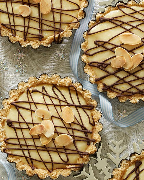 https://imgix.familiejournal.dk/media/article/appelsintaerter-med-mandler.jpg