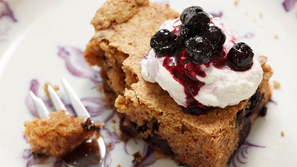 Aroniakage med flødeskum på toppen