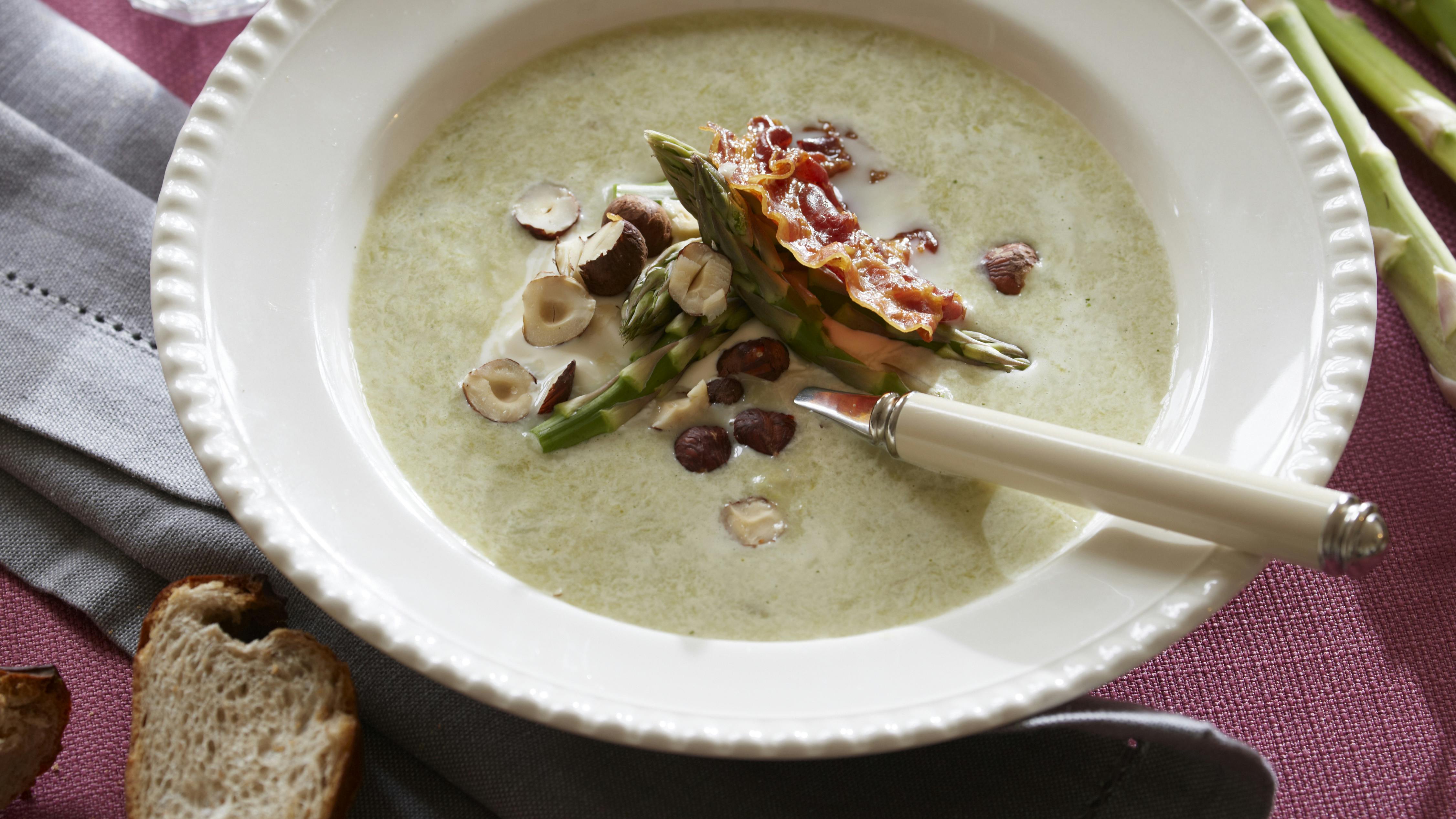 Lækker aspargessuppe med knas af ristet pancetta og hasselnødder