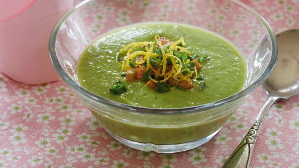 Avocadosuppe med kylling og citron på toppen