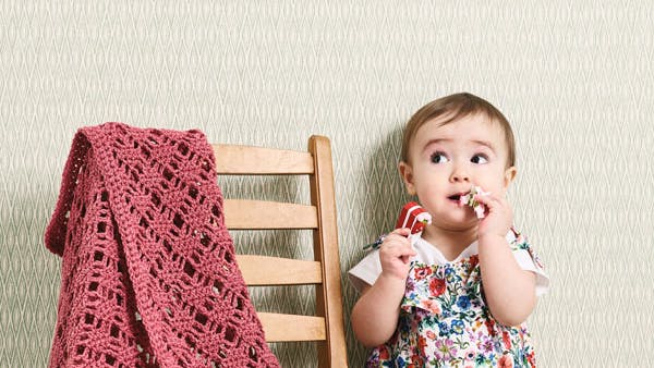 Hæklet babytæppe med fletmønster